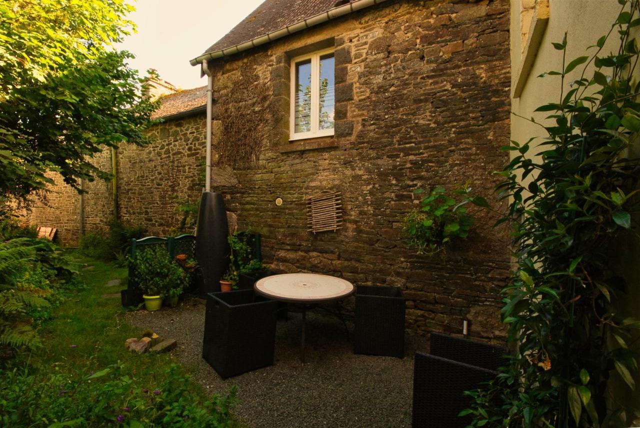 Auberge Le Canard Qui Rit Plélauff Exteriör bild