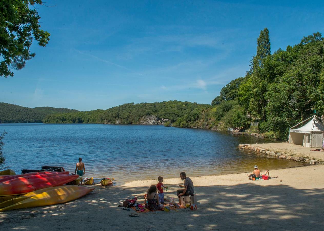Auberge Le Canard Qui Rit Plélauff Exteriör bild