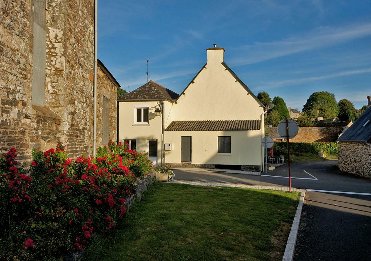 Auberge Le Canard Qui Rit Plélauff Exteriör bild