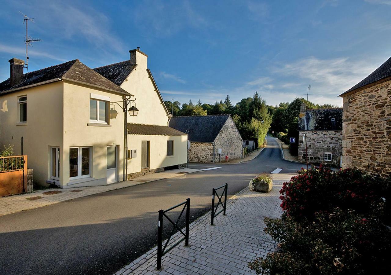 Auberge Le Canard Qui Rit Plélauff Exteriör bild