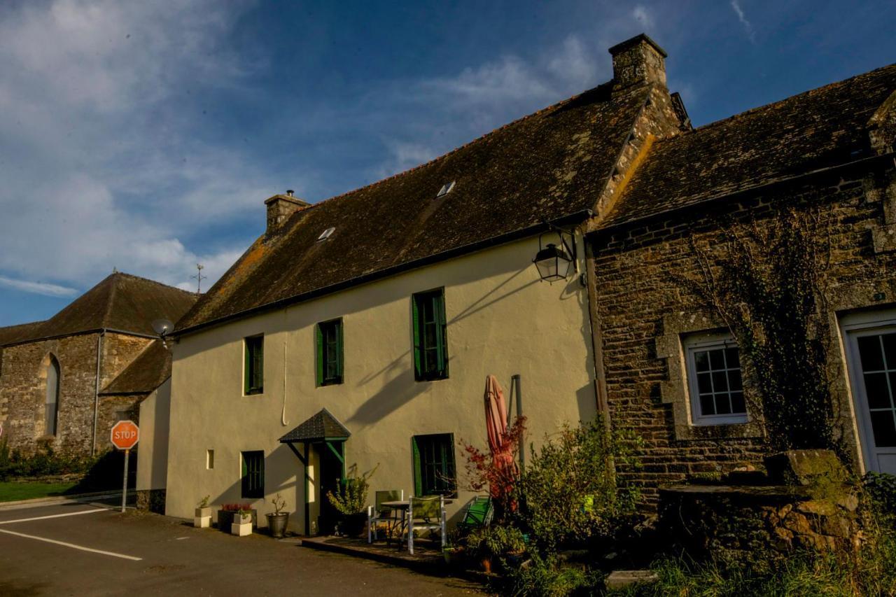 Auberge Le Canard Qui Rit Plélauff Exteriör bild