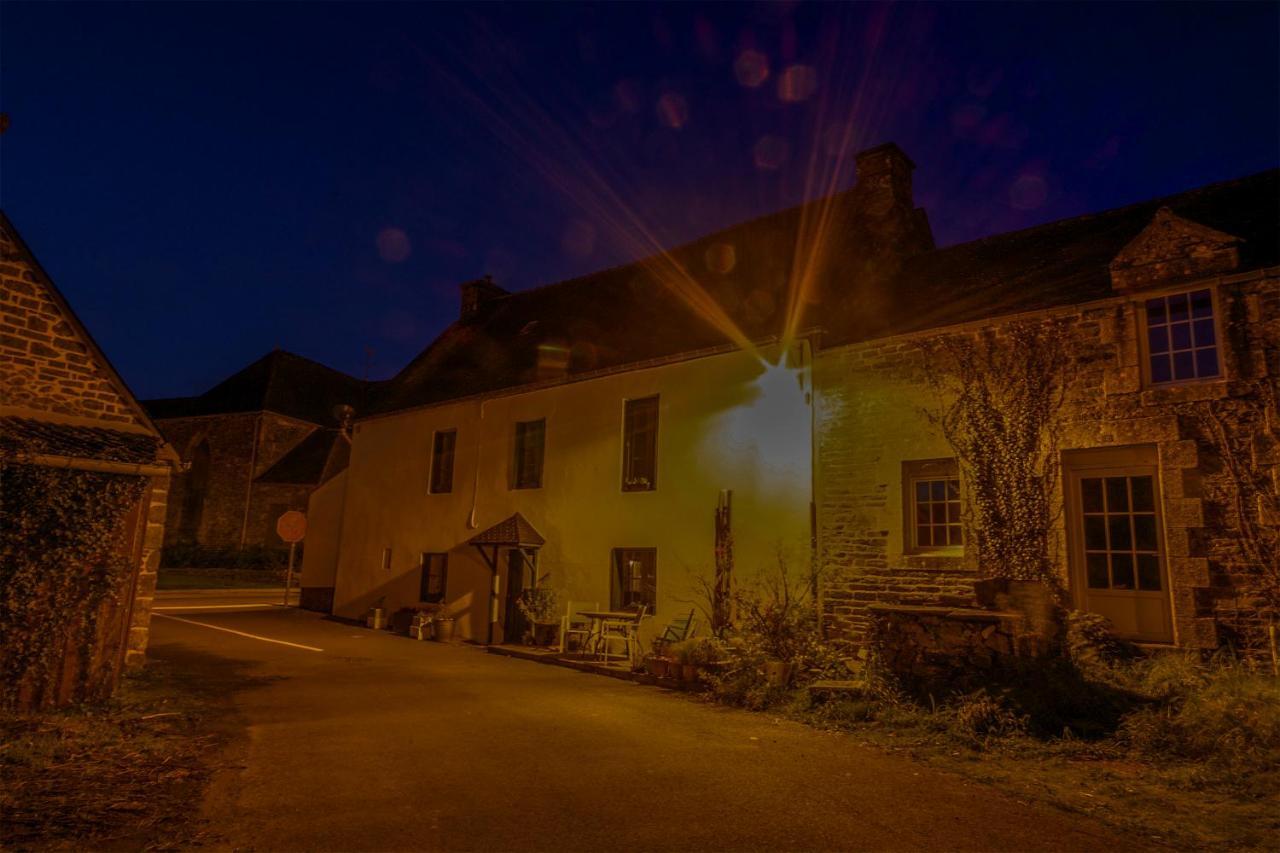 Auberge Le Canard Qui Rit Plélauff Exteriör bild